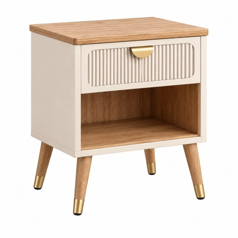 Nachttisch aus Holzwerkstoff in Creme, Naturholz und Gold mit Schublade und offenem Fach im skandinavischen Stil.